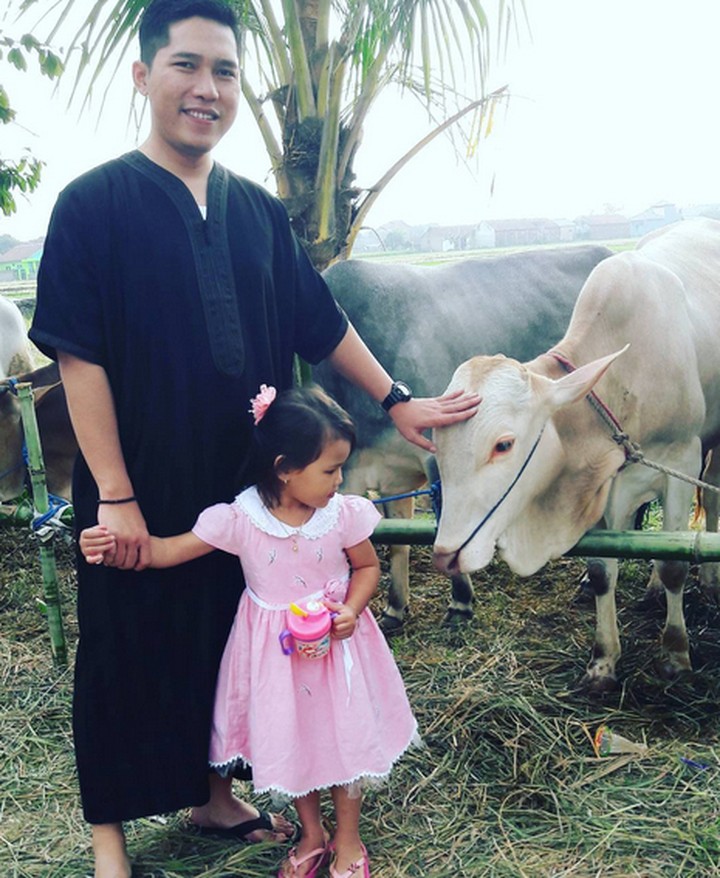  Foto Lucu Ekspresi Anak Saat Foto Sama Hewan Kurban 