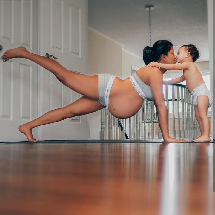 <p> Semakin bertambah usia kehamilan, udel Bunda Anupa makin menonjol. Nah, saat si bunda pose yoga begini, Mickey ingin mendorong udel yang menonjol. Hi hi hi. (Foto: Instagram @denupzter)  </p>