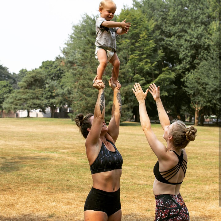 <p>Mungkin kelihatannya seram ya, ada bocah kecil berakroyoga. Tapi sebagai instruktur yoga bersertifikat, Millissa tentu mempertimbangkan banget keselamatan putranya.  (Foto: Instagram @acromillissa)</p>