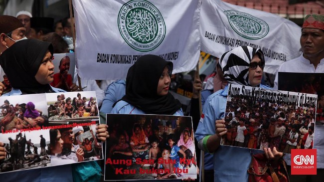 Puluhan demonstran meminta pemerintah mau menerima pengungsi Rohingya sementara waktu menetap di Indonesia.