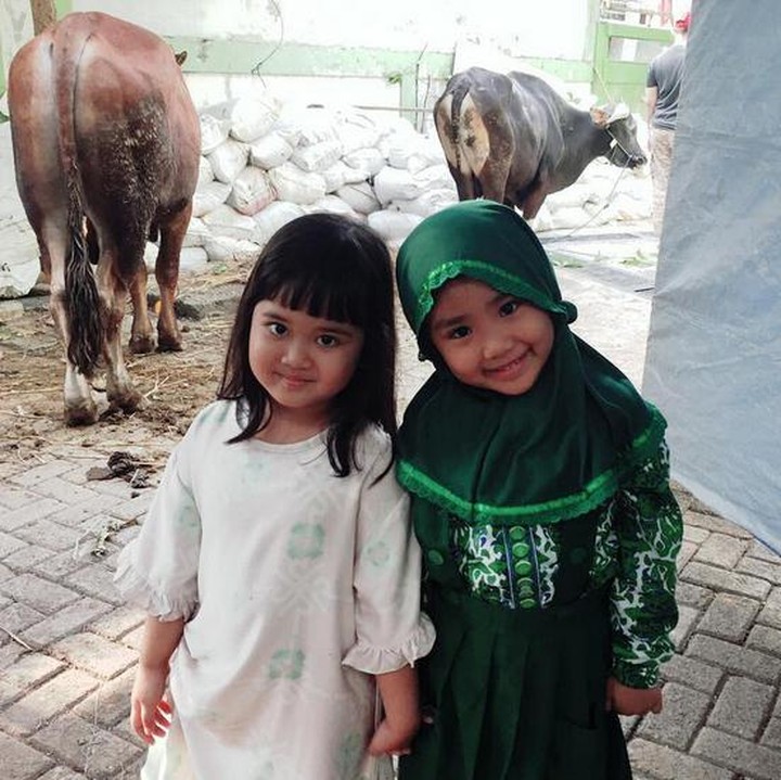 <p>Kompak! Biar background fotonya bokong sapi, tetap ceria. (Foto: Instagram/@lina_satria)</p>