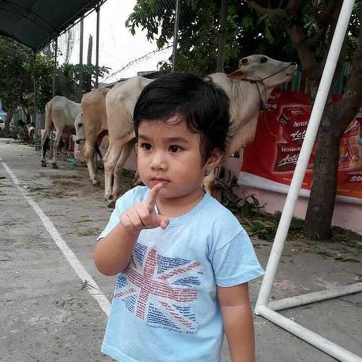 <p>Pose satu jari, nggak melihat kamera, yang penting latar belakang fotonya sapi untuk kurban ya, Dek. (Foto: Instagram/ @irmaguspitadewi_igd)</p>