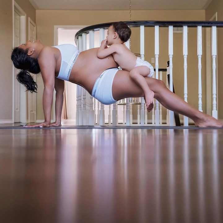 <p>Saat perutnya sudah membuncit, Anupa masih saja berlatih yoga. Saat kehamilannya 26 minggu, Anupa bilang itu adalah masa-masa kehamilan terberat, namun dia bersyukur memiliki hidup yang indah. (Foto: Instagram @denupzter)</p>