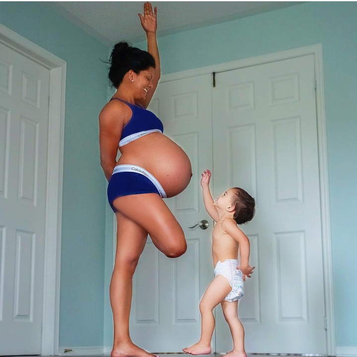 <p>Kadang kalau lagi melakukan pose yoga tertentu, anaknya Bunda Anupa suka ikut-ikutan, lho. Lucu ya. (Foto: Instagram @denupzter)</p>