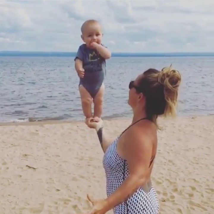 <p>Zeke sering diajak dan melihat latihan akroyoga. Maklum, ibunya, Millissa Greenwood, merupakan instruktur yoga bersertifikat.  (Foto: Instagram @acromillissa)</p>