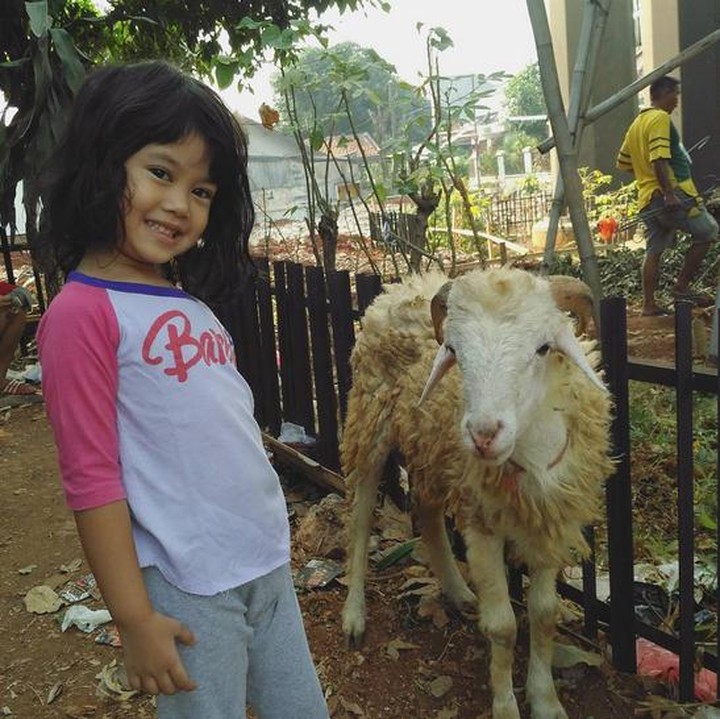<p>Smile! Harus senyum foto sama <em>mbek</em>. (Foto: Instagram/@edwin_syarif)  </p>