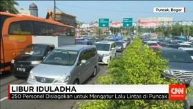 Jalur Puncak Dipadati Kendaraan
