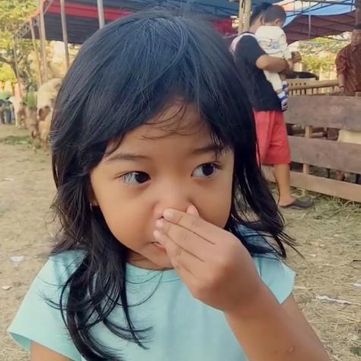 <p>Duh, ada yang kebauan nih. Hi hi hi (Foto: Instagram/@ayucleo)</p>