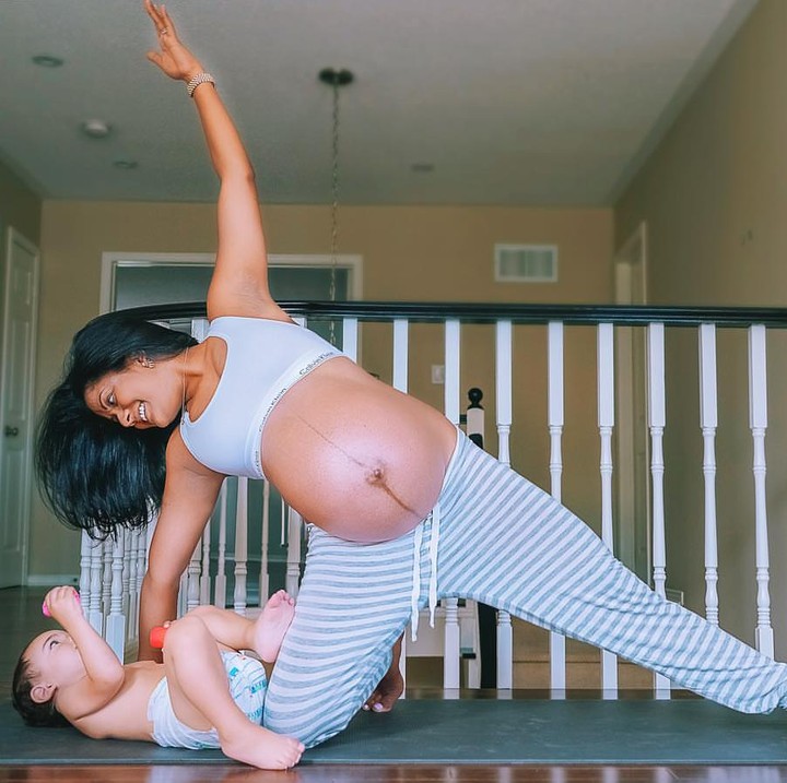 <p>Kadang kalau Anupa sedang yoga, si kecil Mickey meminta adik di dalam perut untuk segera keluar dan bermain bersamanya. (Foto: Instagram @denupzter)  </p>