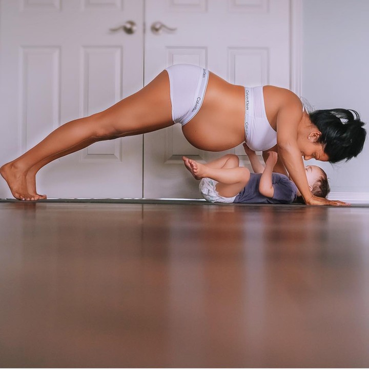 <p>Si kecil setia banget menemani sang bunda yoga. (Foto: Instagram @denupzter)  </p>