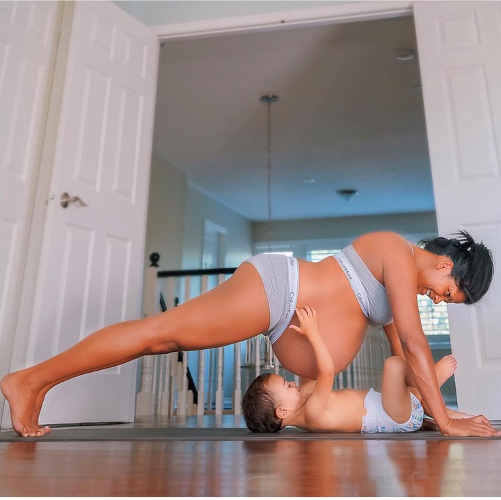 <p>Oh iya, sekarang Anupa sudah melahirkan bayi kecil yang sehat. Foto-foto yoga saat hamil sambil bermain dengan si sulung bisa jadi kenangan indah. (Foto: Instagram @denupzter)</p>