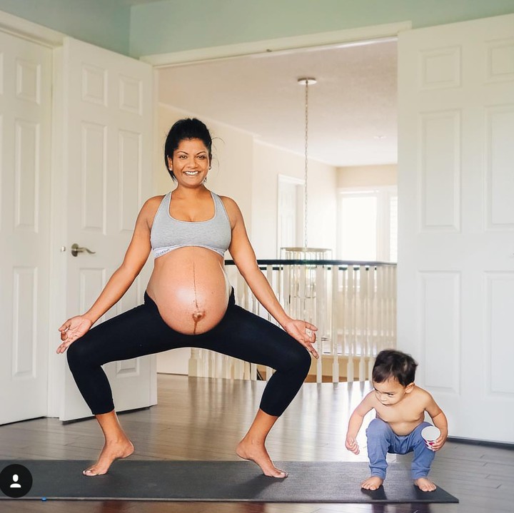 <p>Ini adalah bunda bernama Anupa King yang rajin yoga saat hamil sambil mengasuh anaknya. Mickey, yang masih balita. (Foto: Instagram @denupzter)</p>