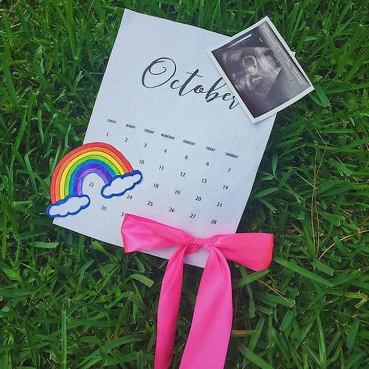 <p>Cuma kalender, foto USG, dan gambar pelangi aja udah bisa mengirimkan pesan mendalam tentang si rainbow baby lho. (Foto: Instagram/ @_rodriguez.elsa)</p>