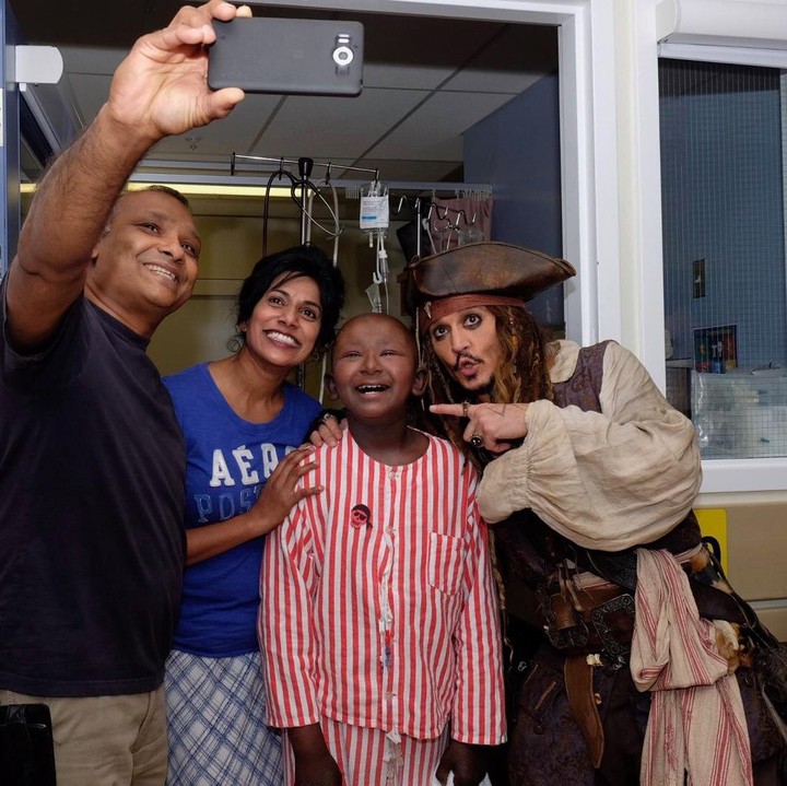 <div>Wefie dulu ah sama Captain Jack Sparrow. (Foto: Facebook/ BC Children's Hospital Foundation)</div>