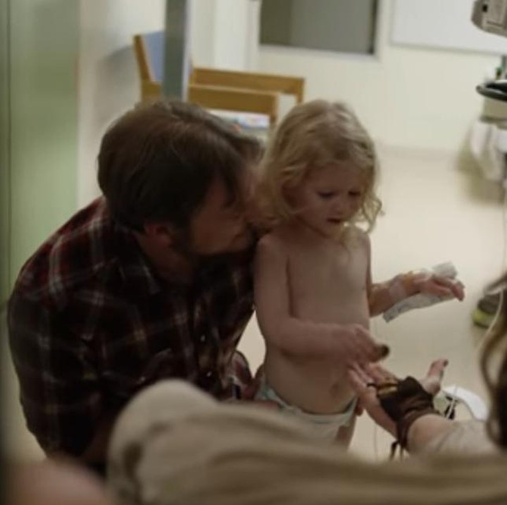 <div>Yeay! Pasien cilik ini dapat cokelat dari Captain Jack Sparrow. (Foto: Youtube/ BC Children's Hospital Foundation)</div>
