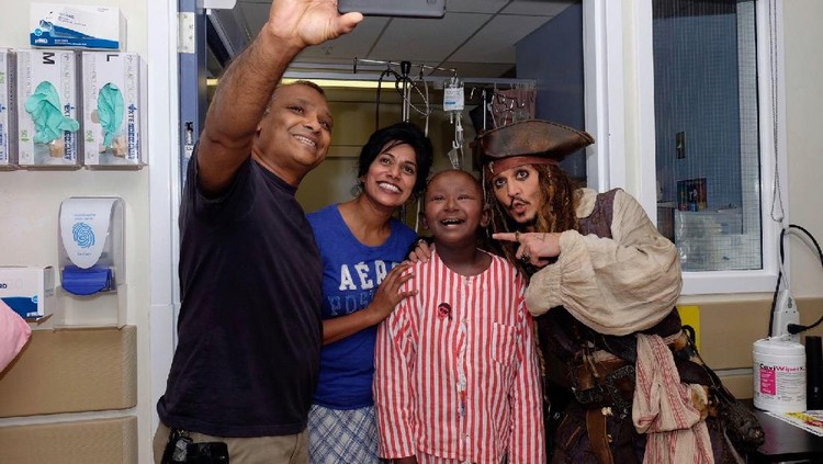 Anak-anak di rumah sakit ini dijenguk sama Captain Jack Sparrow. Wah senangnya!