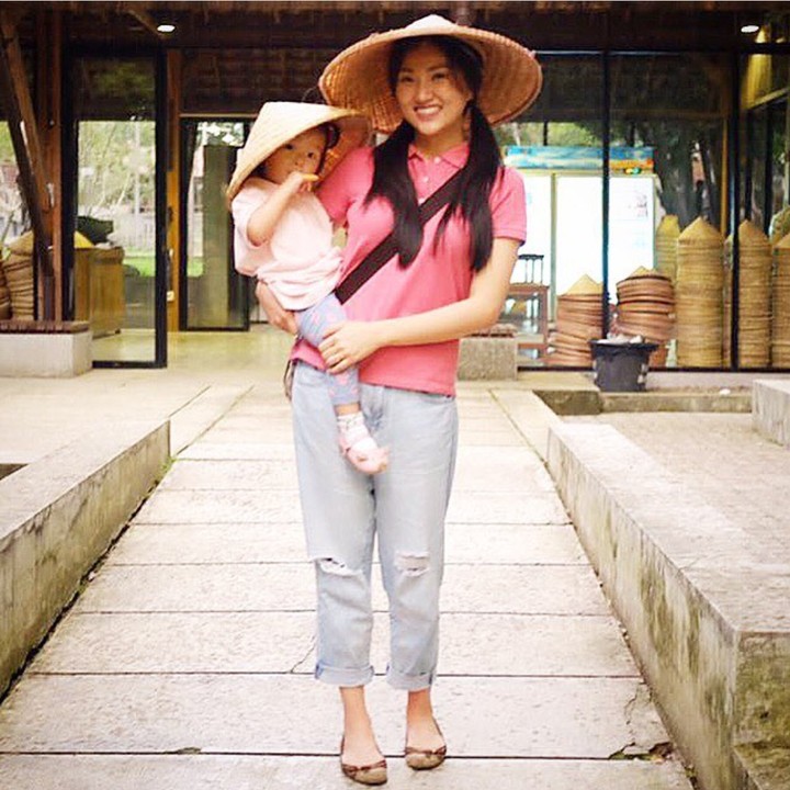 <p>Simpel sih, cuma pakai caping. Tapi kesederhanaannya justru bikin adem.  (Foto: Instagram @thaliaputrionsu)</p>