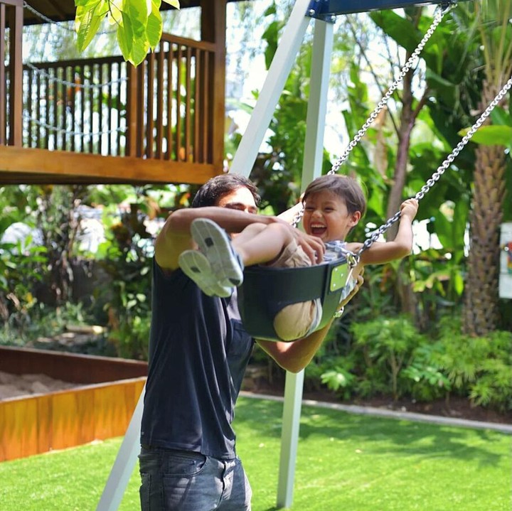 <p>Udah cocok nih, menimang anak dan menjadi sosok ayah. (Foto: Instagram @hamishdw)</p>