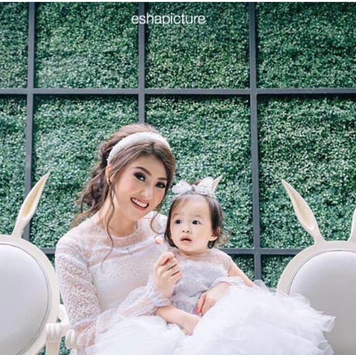 <p>Sama-sama pakai bando, lucu!  (Foto: Instagram @thaliaputrionsu)</p>