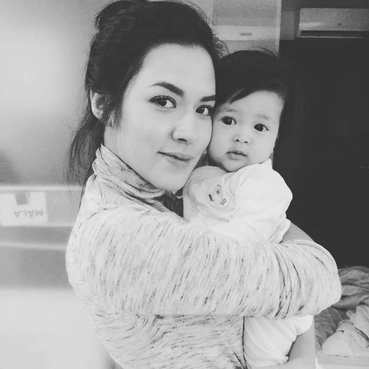 <p>Kalau pose begini Raisa terlihat seperti ibu baru ya, Bun. (Foto: Instagram @raisa6690)</p>