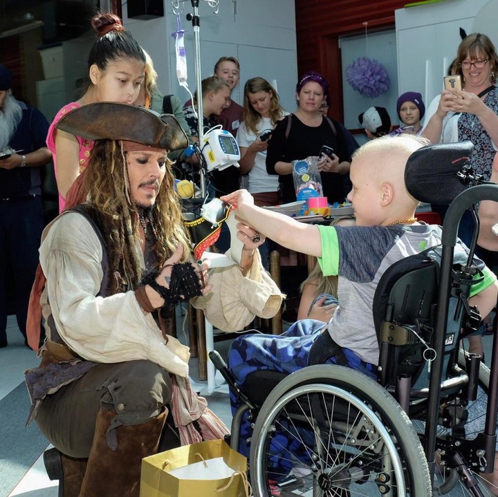 <div>Asyik! Aku dapat aksesoris bajak laut dari Captain Jack Sparrow. (Foto: Facebook/ BC Children's Hospital Foundation)</div>