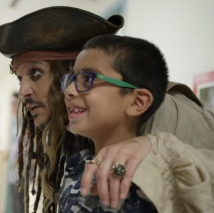 <div>Pasti senang banget anak yang satu ini bisa ketemu Captain Jack Sparrow. (Foto: Youtube/ BC Children's Hospital Foundation)</div>