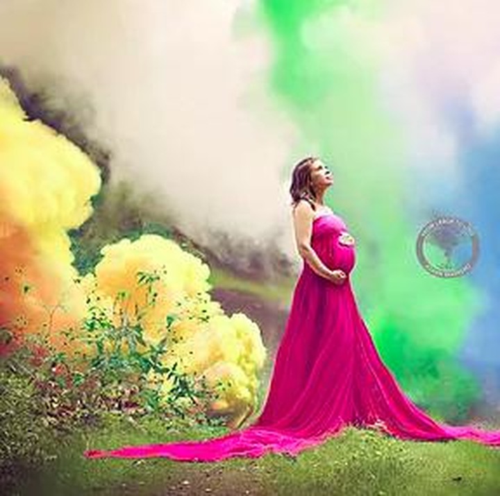 <p>Unik nih, Bun. Lambang pelangi untuk si rainbow baby disimbolkan pakai asap warna-warni (Foto: From Labor To Love)</p>