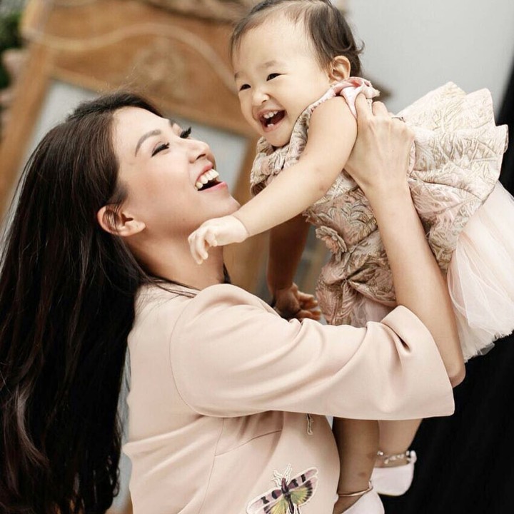 <p>Thalia yang sekarang sudah berusia dua tahun makin manis, ya. (Foto: Instagram @thaliaputrionsu)</p>