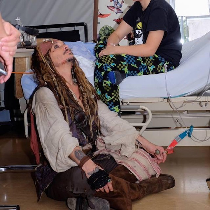 <div>Bahkan, Depp nggak segan 'lesehan' di lantai rumah sakit. (Foto: Facebook/ BC Children's Hospital Foundation)</div>