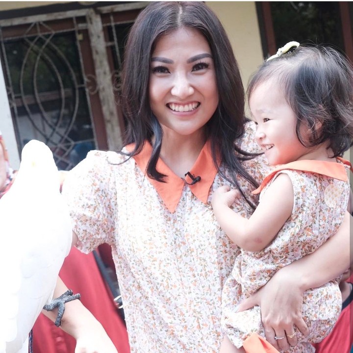 <p>Dua-duanya punya senyum yang manis. Senang ya lihat mereka berdua.  (Foto: Instagram @thaliaputrionsu)</p>