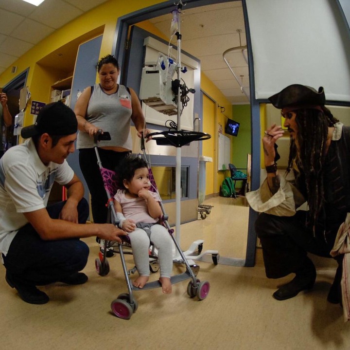 <div>Senangnya! Lagi keliling naik stroller meski diinfus, eh ketemu Captain Jack Sparrow. (Foto: Facebook/ BC Children's Hospital Foundation)</div>