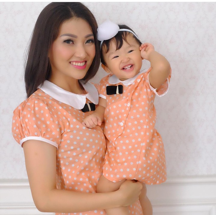 <p>Pakai baju oranye dengan motif polkadot putih juga lucu, nih. (Foto: Instagram @thaliaputrionsu)</p>