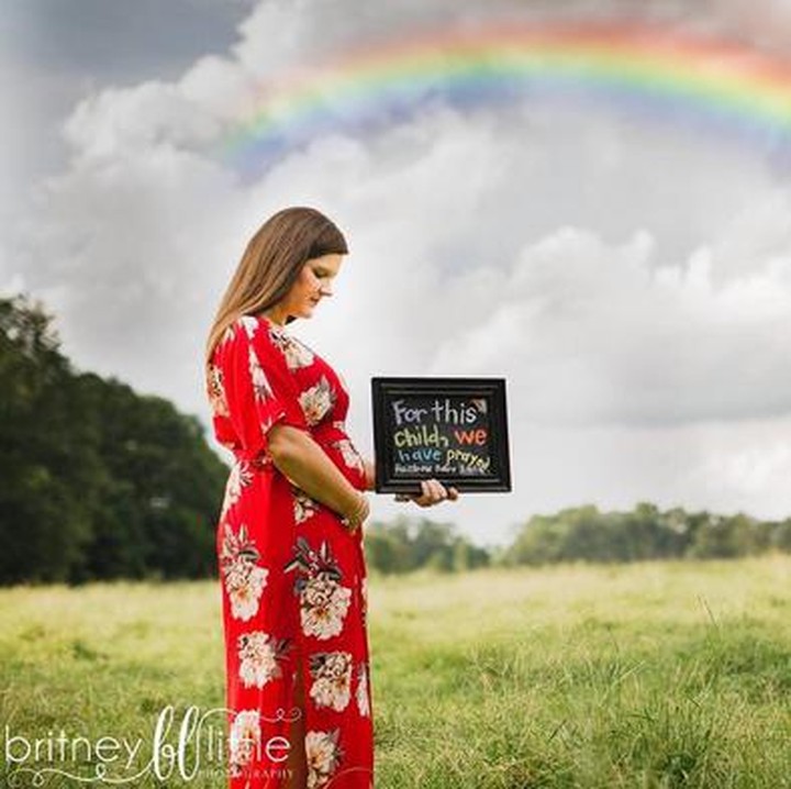 <p>Gimana Bun maternity photoshoot si rainbow baby ini? Nggak kalah kece ya. (Foto: Instagram/ @britneylittlephotograpy)</p>