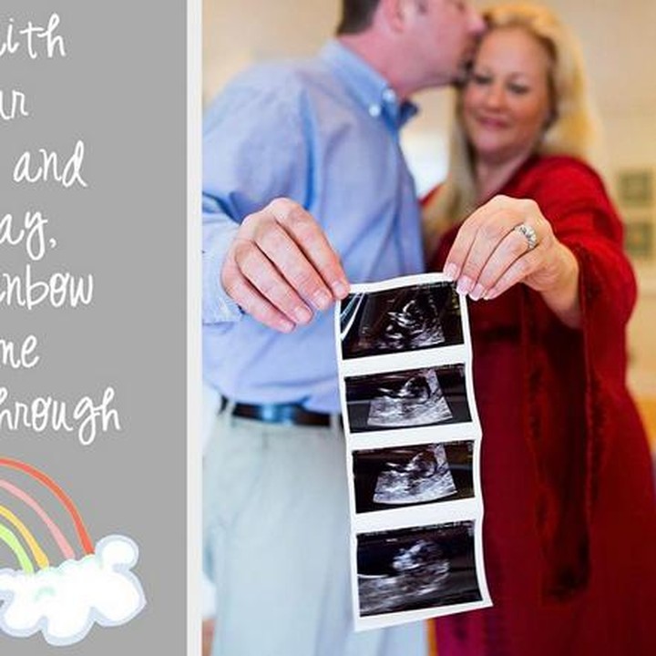 <p>Memang warna pelanginya nggak 'mejikuhibiniu' ya, Bun. Tapi itu udah cukup memberi pesan kalau rainbow baby-lah yang lagi dikandung si ibu ini. (Foto: Instagram/ @emilymasonphoto)</p>
