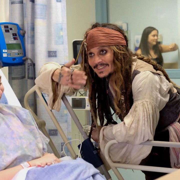<div>Senang banget ya, Bun lihat senyum pasien ini mengembang saat dia dijenguk Captain Jack Sparrow. (Foto: Facebook/ BC Children's Hospital Foundation)</div><div> </div>