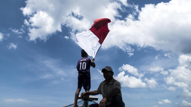 Singapura menyelamatkan empat warga Indonesia (WNI) diduga TKI ilegal yang terjun ke laut setelah kapalnya kandas di sekitar Pedra Branca.
