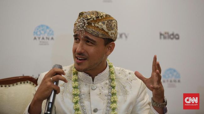 Gaun pengantin rancangan desainer ternama Elie Saab yang dikenakan Raisa berekor cukup panjang. Hamish membantu Raisa saat naik panggung.