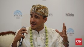 Hamish Bantu Raisa Angkat Ekor Gaun Pengantin di Resepsi