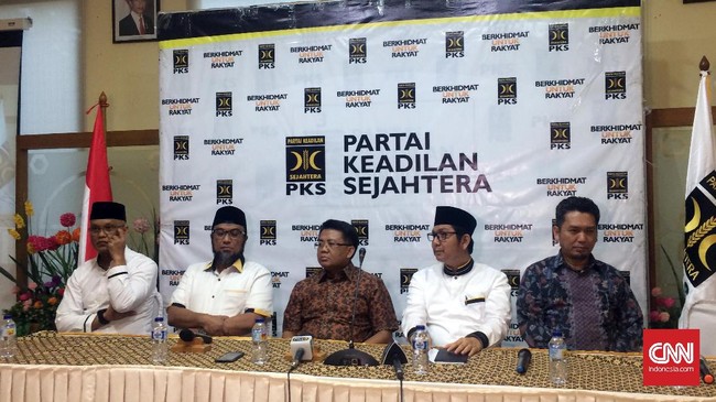 Ketua Umum Partai Keadilan Sejahtera, Sohibul Iman (tengah) menggelar konferensi pers bersama beberapa petinggi PKS lainnya terkait kekerasan terhadap etnis Rohingya di Myanmar. Dalam konferensi pers yang dihelat di Kantor DPP PKS, Jakarta, Minggu (3/9) itu, Sohibul mengutuk tindakan kekerasan, pengusiran, hingga pembunuhan etnis Rohingya oleh militer Myanmar.