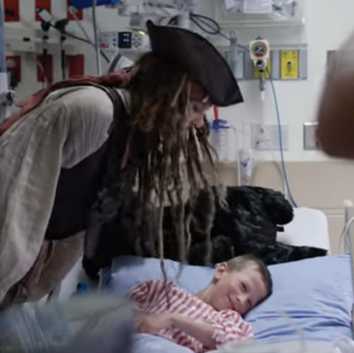 <div>Captain Jack Sparrow iseng banget sih menggelitiki bocah ini pakai rambutnya. (Foto: Youtube/ BC Children's Hospital Foundation)</div>