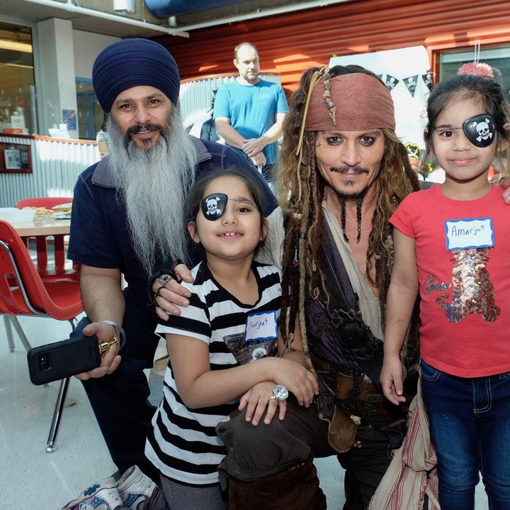 <div>Di sela-sela pesta bajak laut, belum lengkap kalau nggak foto bareng Captain Jack Sparrow. (Foto: Facebook/ BC Children's Hospital Foundation)</div><div> </div>