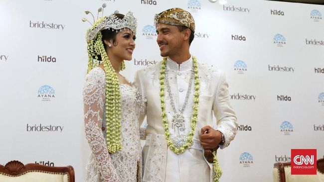 Raisa mengawali pidatonya dengan memperkenalkan diri sebagai Mrs. Hamish. Sementara Hamis, berjanji akan mencintai Raisa selamanya.