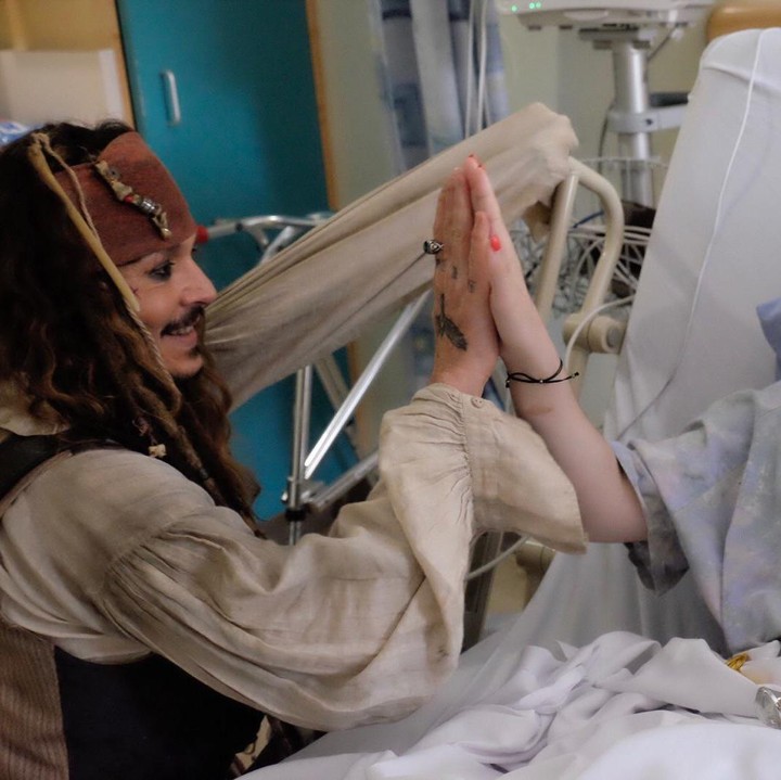 <div>'Tos' yang dilakukan sama Captain Jack Sparrow bisa jadi penyemangat tersendiri buat pasien ini lho. (Foto: Facebook/ BC Children's Hospital Foundation)</div>