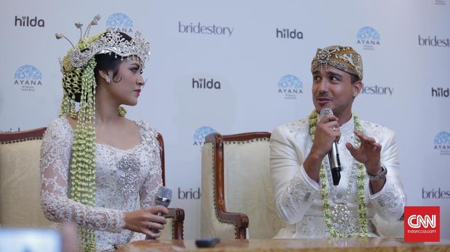 Jauh dari kesan gemerlap dan mewah, Raisa dan Hamish melangsungkan akad nikah dengan sederhana. Keduanya mengaku bahagia semua berjalan lancar.
