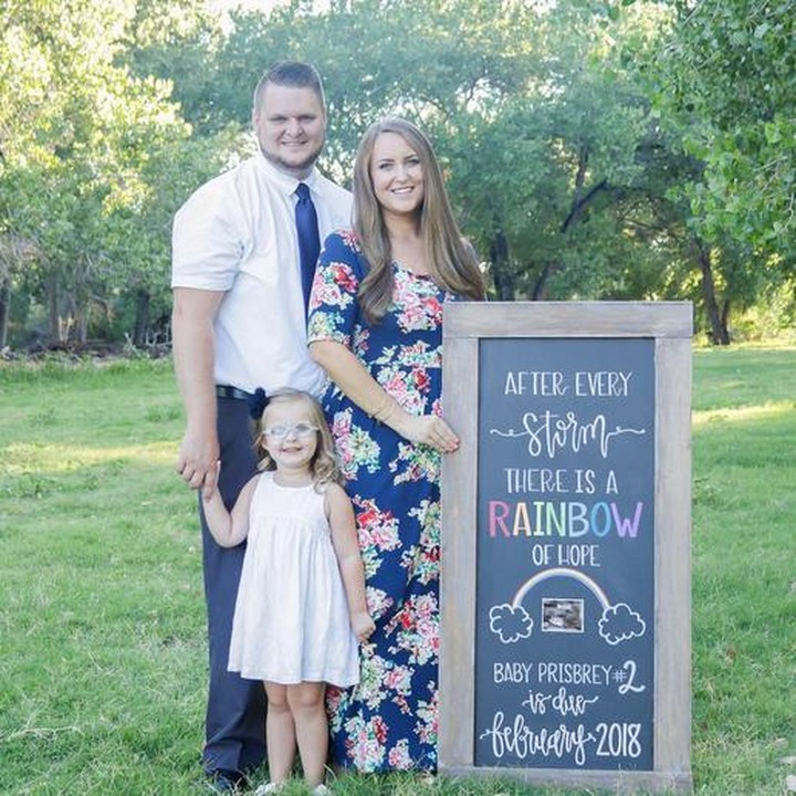 <p>Rainbow baby adalah sebutan untuk bayi yang dikandung setelah sebelumnya ibu keguguran atau si bayi lahir mati . 'After every storm there is a rainbow of hope' jadi ungkapan untuk hadirnya rainbow baby. Contohnya, seperti tulisan di papan maternity photoshoot ini, Bun. (Foto: Instagram/ @papayaphotographs)</p>