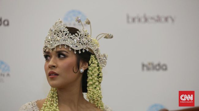 Raisa Tampil Elegan dengan Gaun Pengantin Elie Saab Raisa Tampil Elegan dengan Gaun Pengantin Elie Saab
