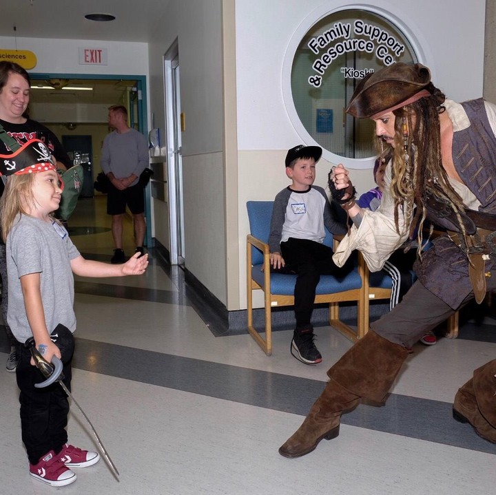 <div>Wah, anak ini nggak takut lho ngajak 'bertarung' Captain Jack Sparrow yang diperankan Johnny Depp. (Foto: Facebook/ BC Children's Hospital Foundation)</div>