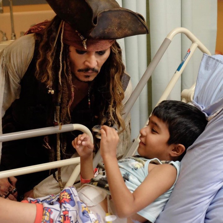 <div>Depp juga mengajak ngobrol anak-anak yang dirawat di RS itu. (Foto: Facebook/ BC Children's Hospital Foundation)</div>