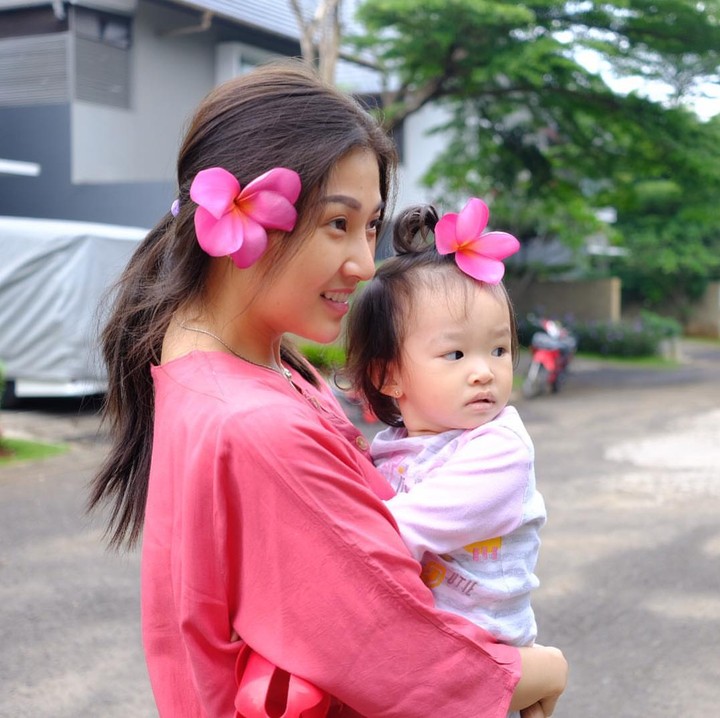 <p>Sama-sama pakai bunga di kuping, cute banget.  (Foto: Instagram @thaliaputrionsu)</p>