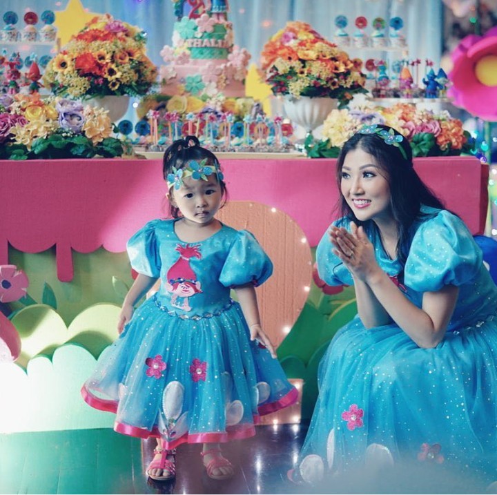 <p>Sama-sama pakai baju putri, sama-sama cantik nih Bunda Sarwendah dan si kecil Thalia. (Foto: Instagram @thaliaputrionsu)</p>